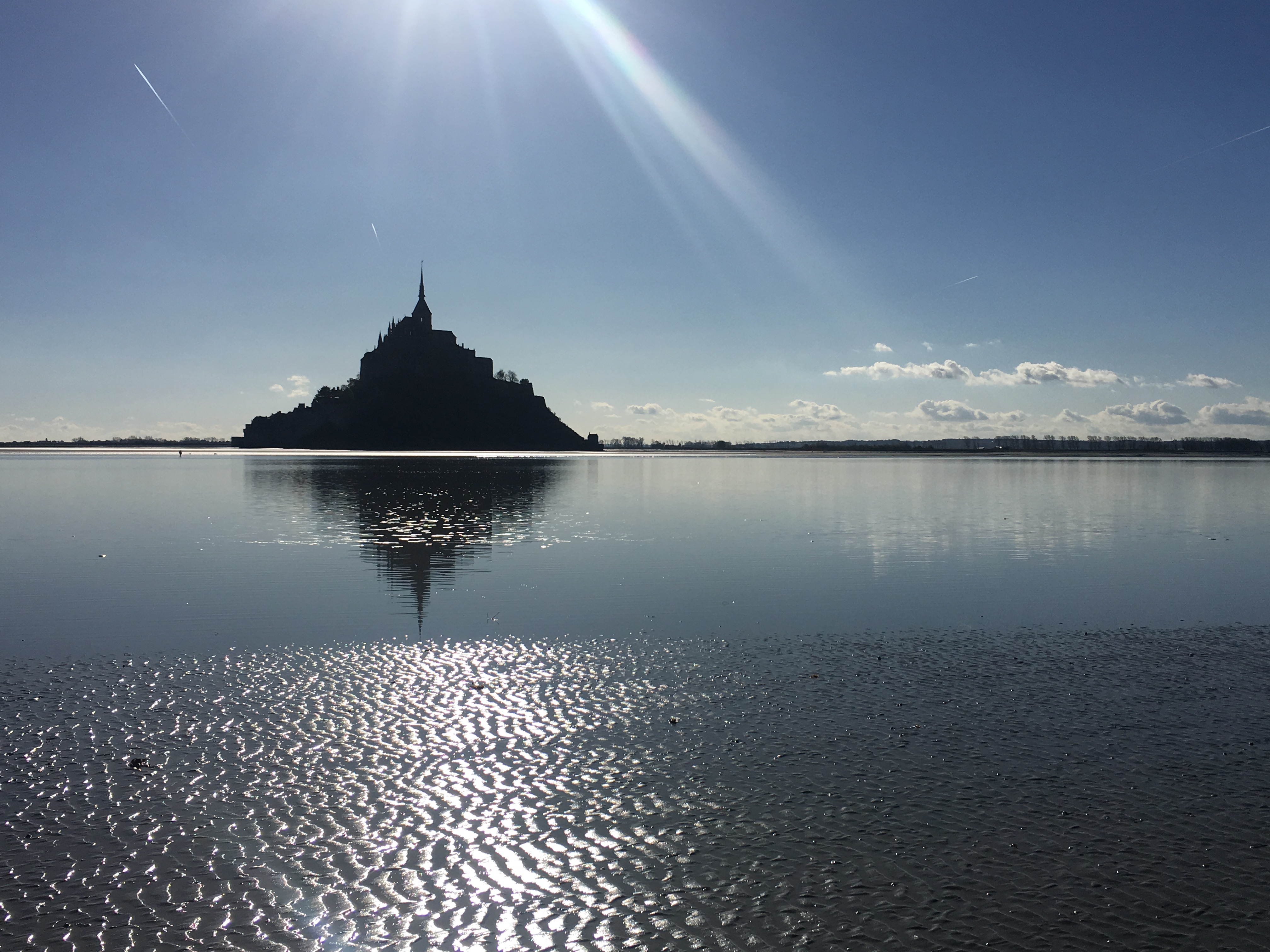 Le Mont-Saint-Michel : Une Merveille Architecturale Perdue dans l'Immense Baie Normande